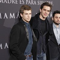 Álvaro Cervantes, Marc Clotet y Juan Antonio Bayona en el estreno de 'Mamá'