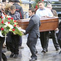 David Bustamante porta el féretro de la abuela de Paula Echevarría en su funeral