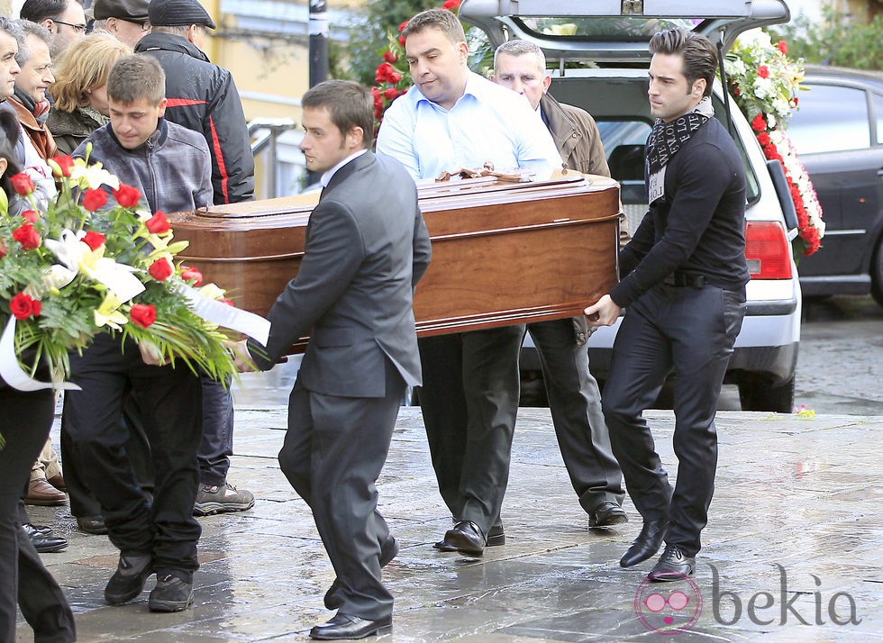 David Bustamante porta el féretro de la abuela de Paula Echevarría en su funeral