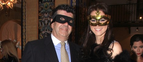 María Jesús Ruiz y José María Gil Silgado en un baile de máscaras en Sevilla
