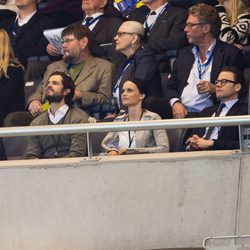 El Príncipe Daniel, Carlos Felipe de Suecia y Sofia Hellqvist en un partido de fútbol