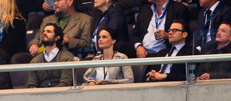 El Príncipe Daniel, Carlos Felipe de Suecia y Sofia Hellqvist en un partido de fútbol