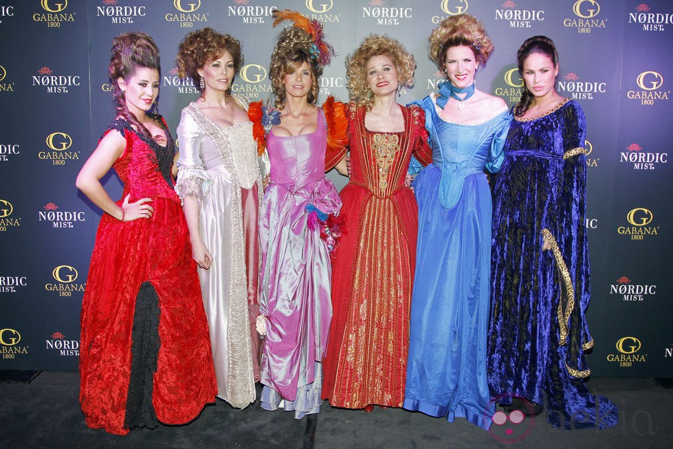 Elena Tablada, Raquel Rodríguez, Arancha de Benito, Carla Hidalgo, Alejandra Prat, Mireia Canalda en una fiesta de disfraces de Carnaval