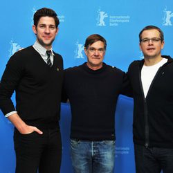 John Krasinski, Gus Van Sant y Matt Damon en la presentación de 'Tierra prometida' en la Berlinale