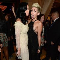Katy Perry y Miley Cyrus en la gala pre-Grammy 2013