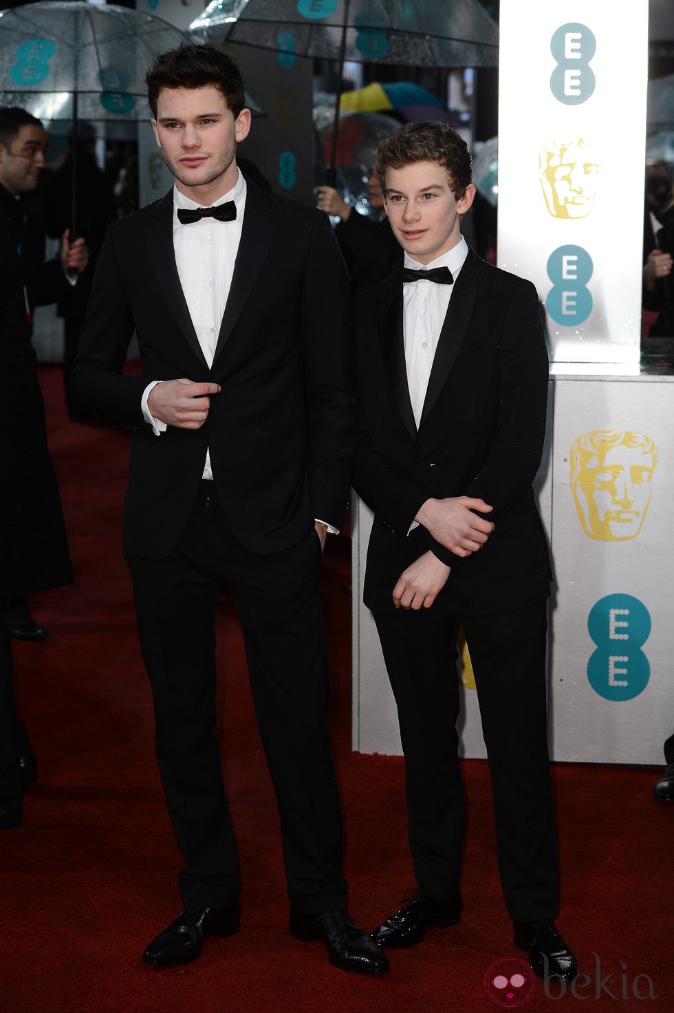 Jeremy Irvine en la alfombra roja de los BAFTA 2013