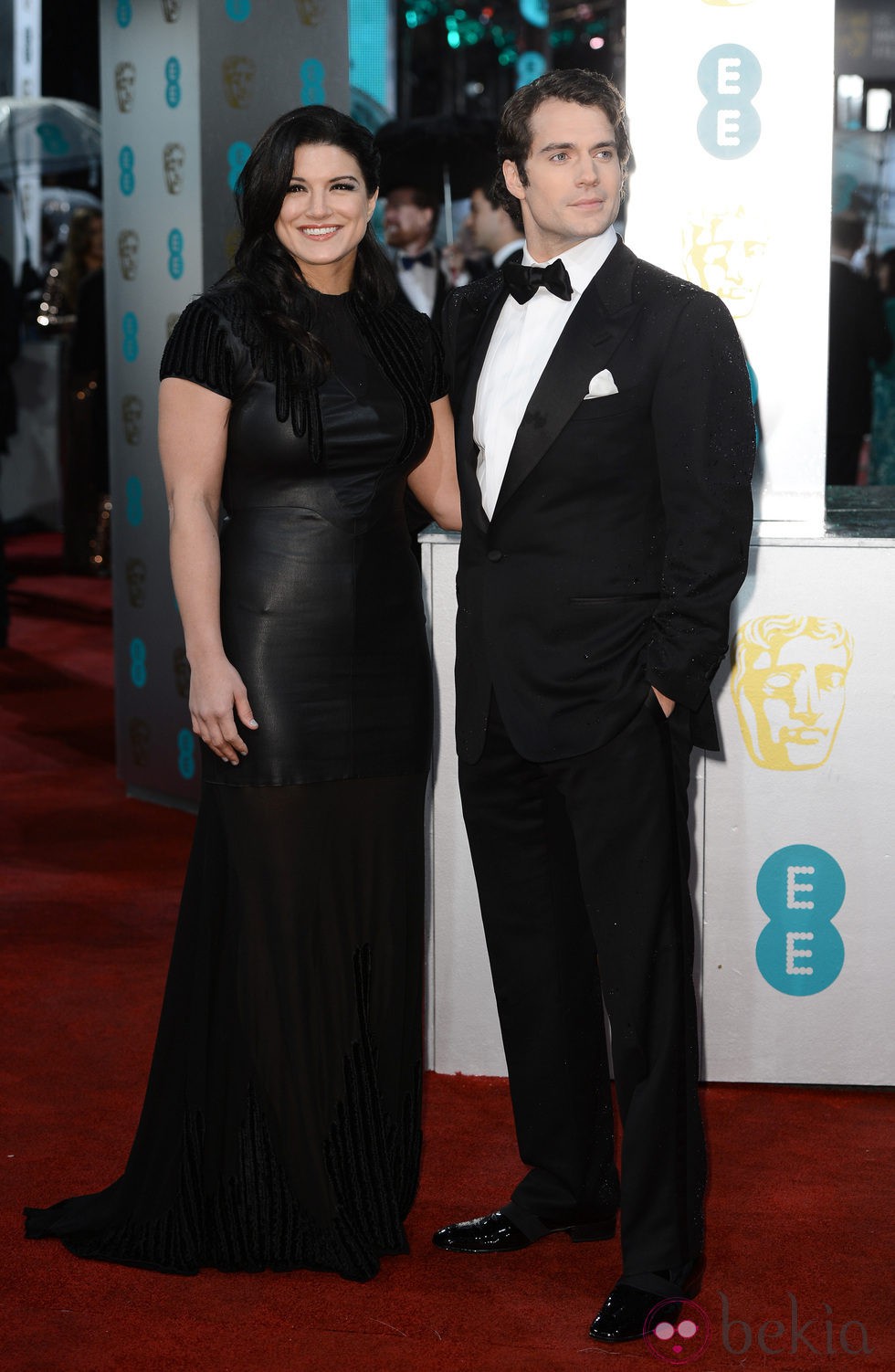 Gina Carano y Henry Cavill en la alfombra roja de los BAFTA 2013
