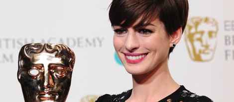 Anne Hathaway ganadora del premio a la mejor actriz secundaria en los BAFTA 2013