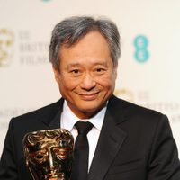 Ang Lee con el BAFTA 2013 de 'La vida de Pi'