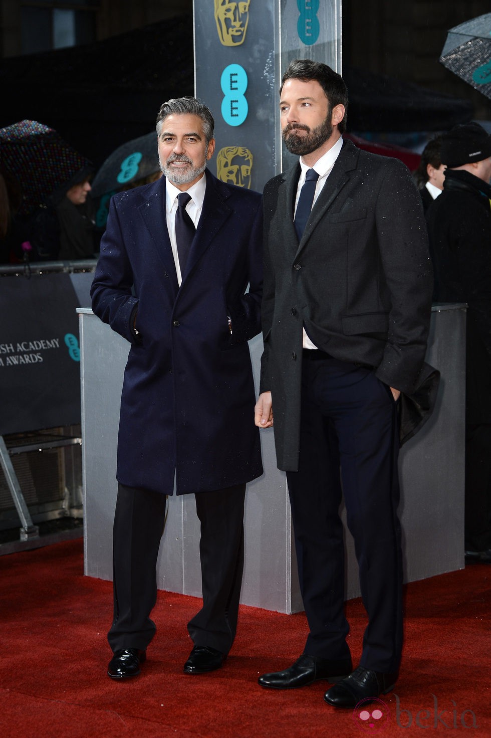 George Clooney y Ben Affleck en la alfombra roja de los BAFTA 2013