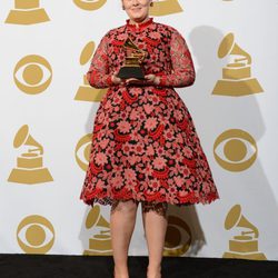 Adele posando con su Grammy 2013