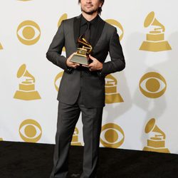 Juanes posando con su Grammy 2013