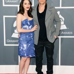 Kat Dennings y Nick Zano en los Grammy 2013