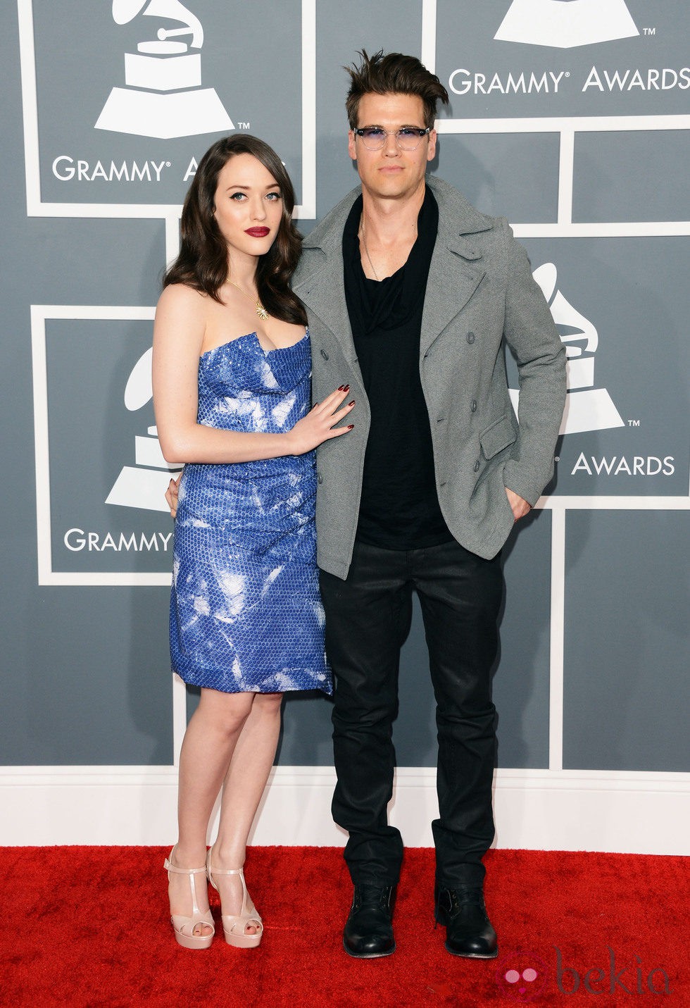 Kat Dennings y Nick Zano en los Grammy 2013