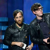 Patrick Carney y Dan Auerbach, de The Black Keys, recogiendo el Grammy 2013