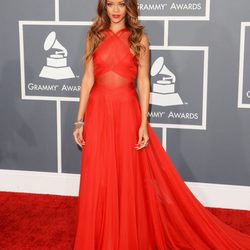 Rihanna en la alfombra roja de los Grammy 2013