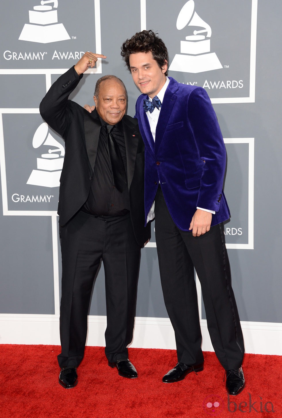 Quincy Jones y John Mayer en la alfombra roja de los Grammy 2013