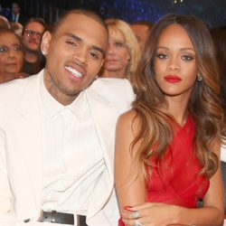 Rihanna y Chris Brown en la entrega de los Grammy 2013