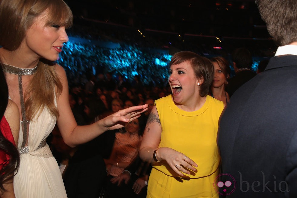 Taylor Swift y Lena Dunham en el backstage de los Grammy 2013