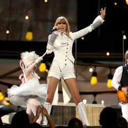 Taylor Swift durante su actuación en los Grammy 2013