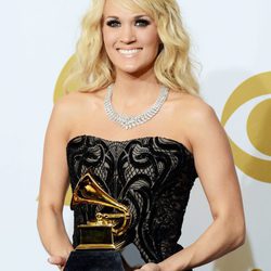 Carrie Underwood con su premio Grammy 2013