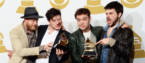 Mumford & Sons posan con sus Premios Grammy 2013