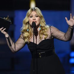 Kelly Clarkson recogiendo su Grammy 2013