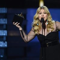 Kelly Clarkson recogiendo su Grammy 2013