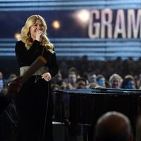 Kelly Clarkson durante su actuación en los Grammy 2013