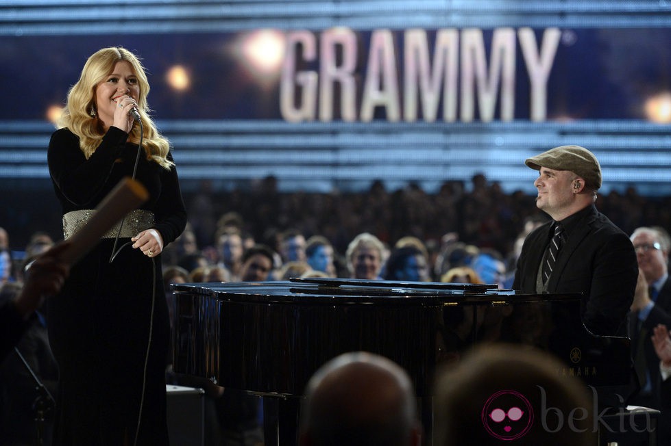 Kelly Clarkson durante su actuación en los Grammy 2013