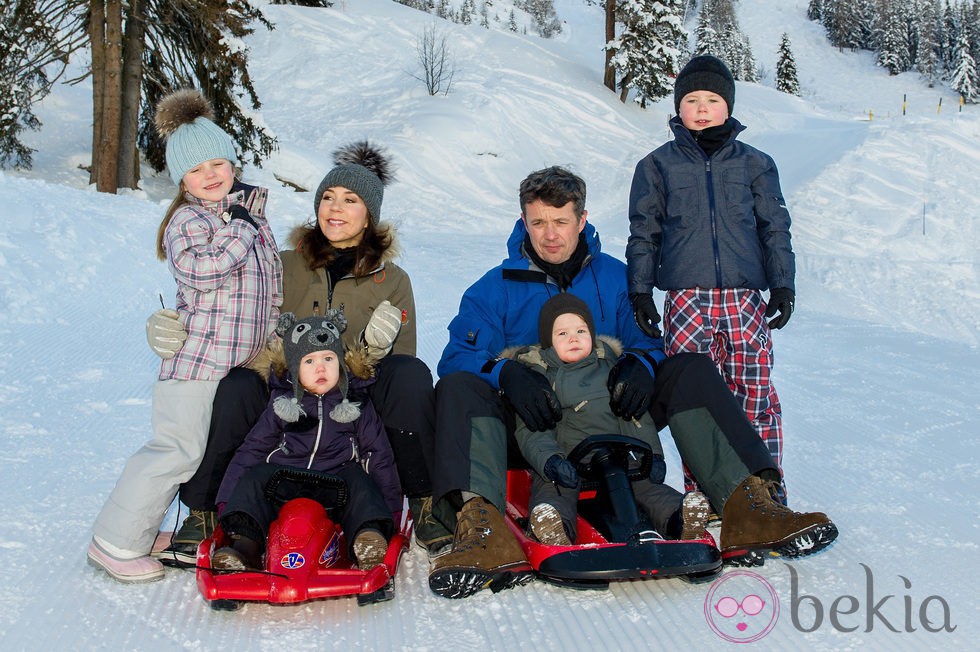 Los Príncipes Federico y Mary de Dinamarca con sus hijos en Suiza