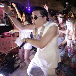 Psy actuando en los carnavales de río de Janeiro 2013