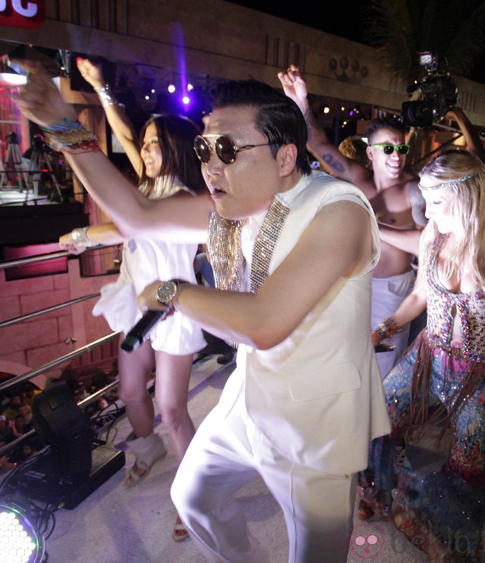 Psy actuando en los carnavales de río de Janeiro 2013
