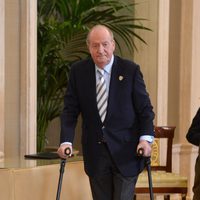 El Rey Juan Carlos con muletas en la audiencia a la Selección Nacional de Balonmano