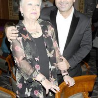 Jorge Javier Vázquez con su madre en la entrega del Libro de Oro por 'La vida iba en serio'