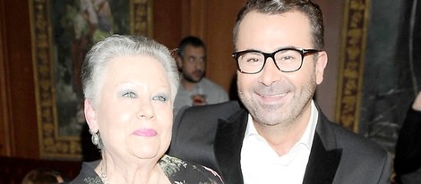 Jorge Javier Vázquez con su madre en la entrega del Libro de Oro por 'La vida iba en serio'