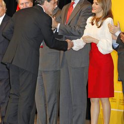 Antonio Banderas saluda a los Príncipes en la entrega de acreditaciones de los Embajadores de la Marca España