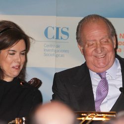 Soraya Sáenz de Santamaría y el Rey ríen en la entrega del Premio Nacional de Sociología y Ciencia Política 2012