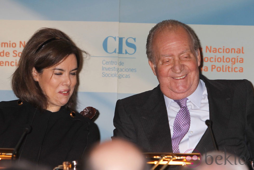 Soraya Sáenz de Santamaría y el Rey ríen en la entrega del Premio Nacional de Sociología y Ciencia Política 2012