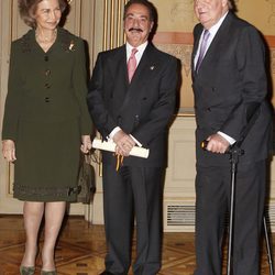 Los Reyes y Juan Díez Nicolás en la entrega del Premio Nacional de Sociología y Ciencia Política 2012