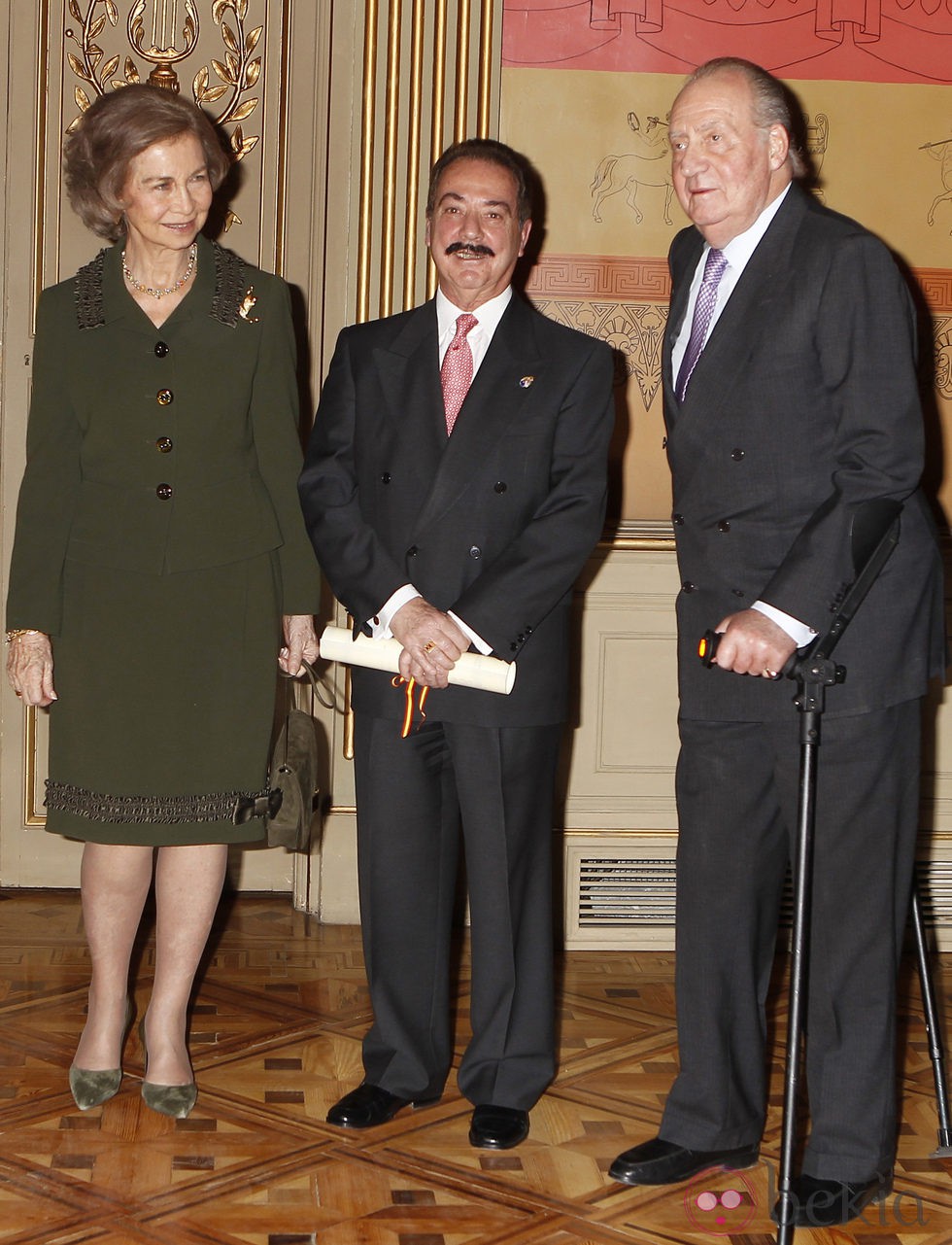 Los Reyes y Juan Díez Nicolás en la entrega del Premio Nacional de Sociología y Ciencia Política 2012