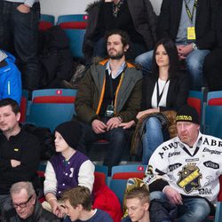 Carlos Felipe de Suecia y Sofia Hellqvist en un partido de hockey