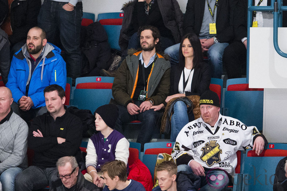 Carlos Felipe de Suecia y Sofia Hellqvist en un partido de hockey