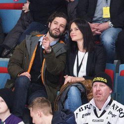 Carlos Felipe de Suecia y Sofia Hellqvist, muy cómplices en un partido de hockey