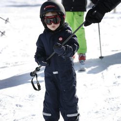 Enrique de Dinamarca esquiando en Suiza