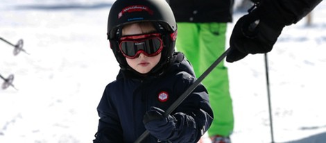 Enrique de Dinamarca esquiando en Suiza