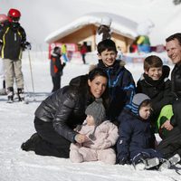 Joaquín y Marie de Dinamarca con sus cuatro hijos en Suiza