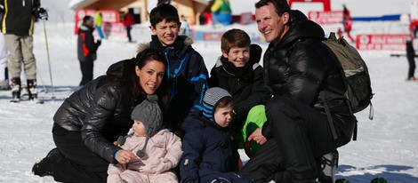 Joaquín y Marie de Dinamarca con sus cuatro hijos en Suiza