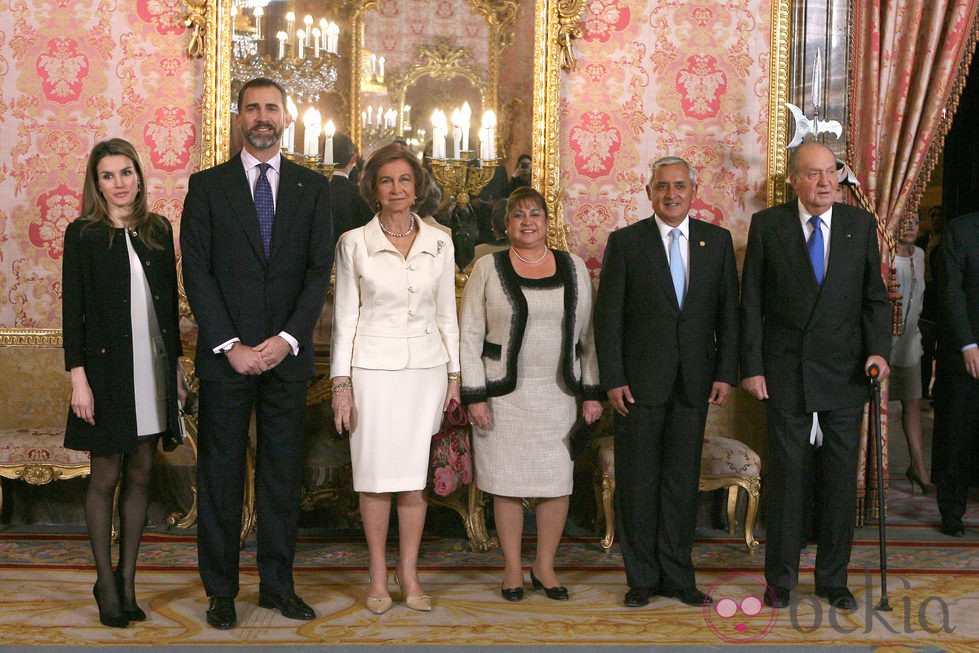 Los Reyes y los Príncipes con el presidente de Guatemala y su esposa en el almuerzo en su honor