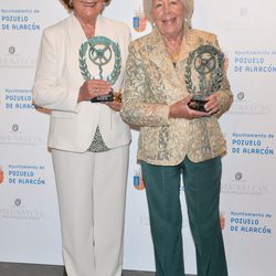 Marisol y Menchu Álvarez del Valle con su Premio Nacional de Radio